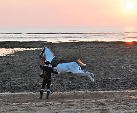 Laura Pirri: Morisco realiza una cabriola en la playa al atardecer